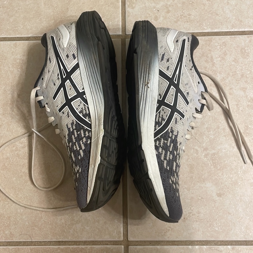 Gray And White Patterned Running Shoes - image 2